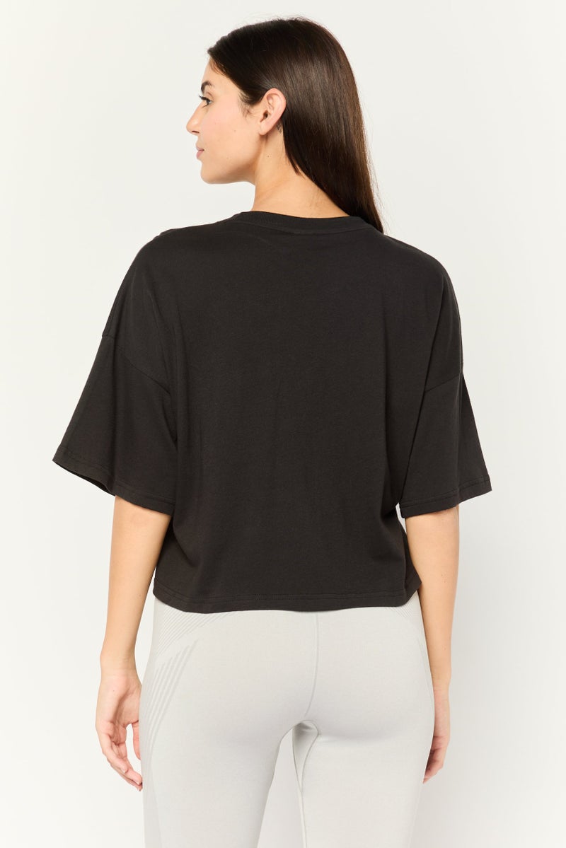 PUMA بلوزة نسائية واسعة بأكمام قصيرة للخارج، أسود/فضي - Image 4