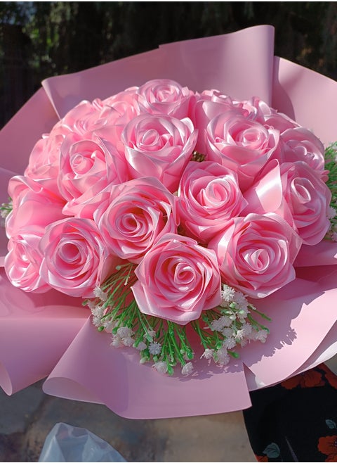 Add a touch of elegance and sophistication to your home or office with this luxurious bouquet of roses made of high-quality satin. This bouquet features an attractive realistic design