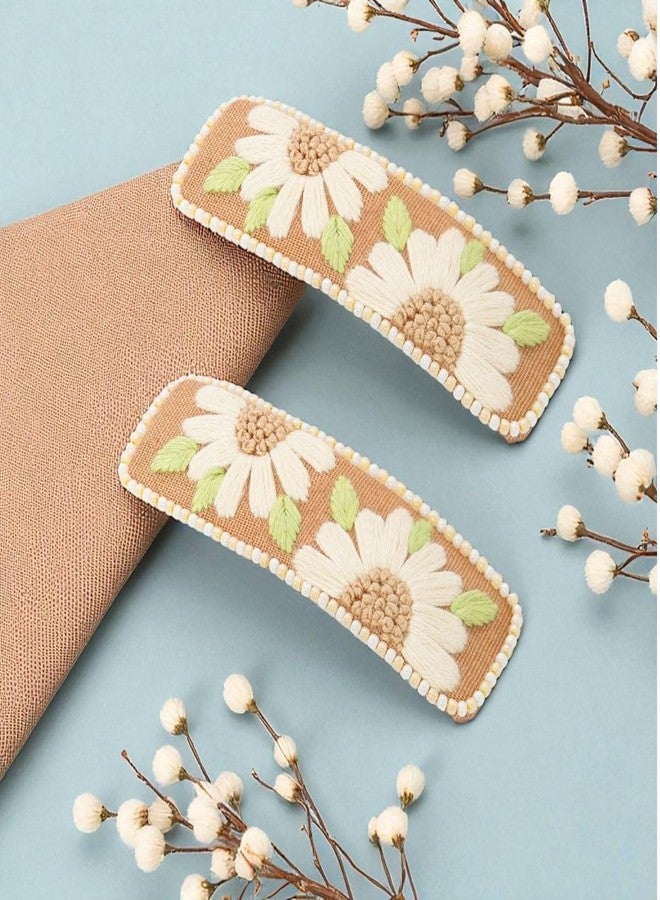 NIXTIL مشابك شعر نيكستيل مطرزة بزهرة الأقحوان | قاعدة بيج مع تطريز بخيوط زهرية بيضاء وخضراء | حواف مزينة بالخرز | قبضة ناعمة للفتيات والسيدات | عبوة من مشبكين - Image 2