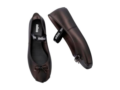 melissa أحذية جلي ملسا صوفي للنساء - أحذية باليه ناعمة ومرنة للنساء مع زينة قوس وحزام شعار M، أحذية جلي مغلقة الأصابع للنساء، أحذية باليرينا، أسود لؤلؤي، 10 - Image 2