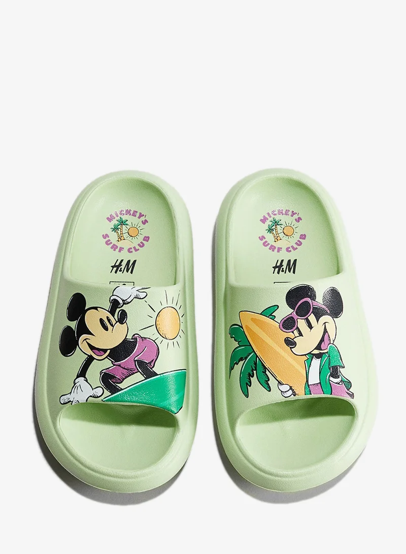 اتش اند ام حذاء كبير للمسبح