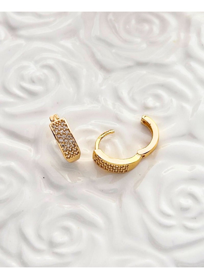 نورى كوتور أقراط نسائية مطلية بالذهب عيار 18 مزينة بأحجار زركون لامعة تشبه الألماس، بتصميم أنيق وثابت بتثبيت المخالب، مثالية للعروس (زوج واحد). - Image 2