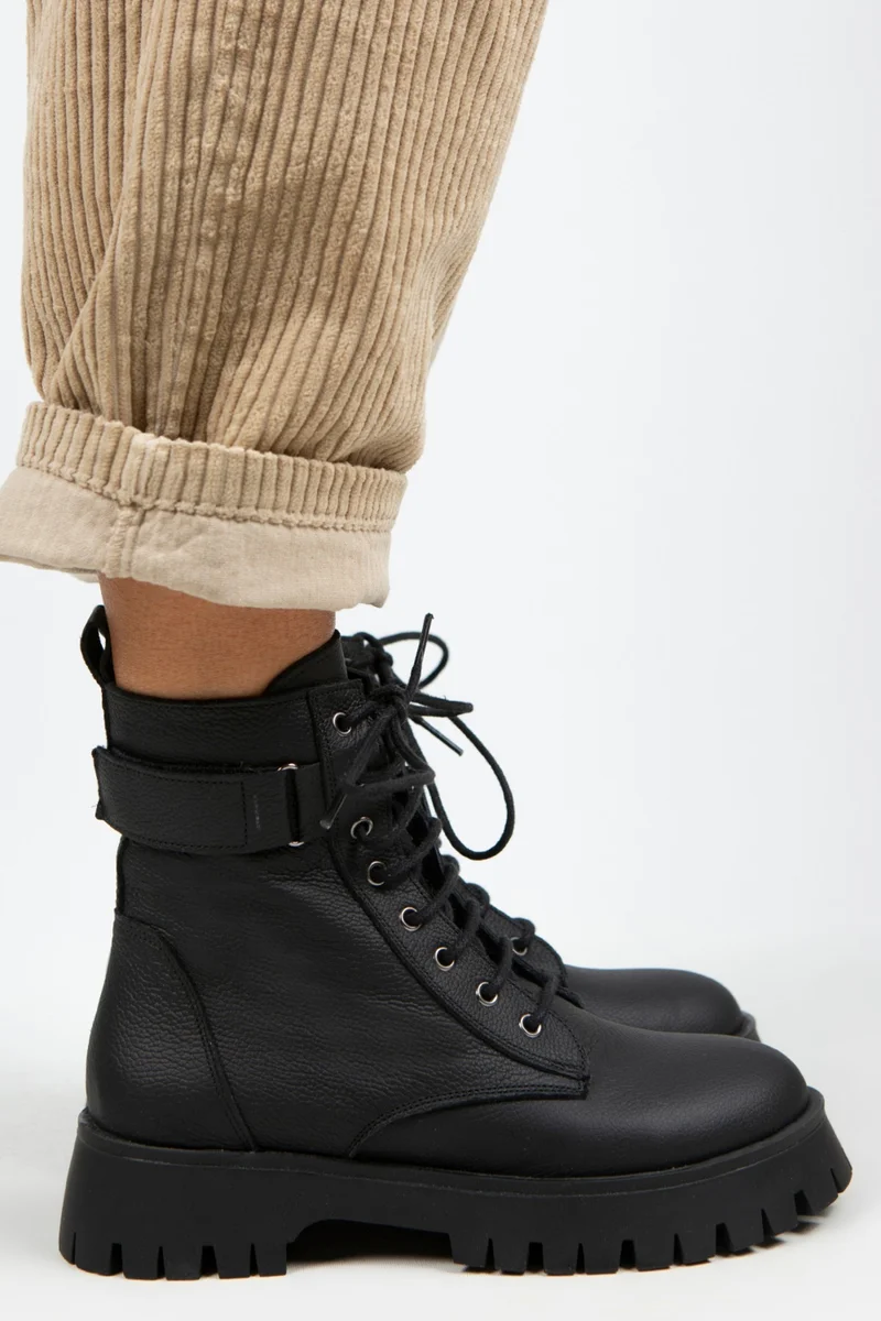 مانجيرو حذاء نسائي أسود من الجلد الطبيعي من مانييرو أديل، برباط وسحاب داخلي.