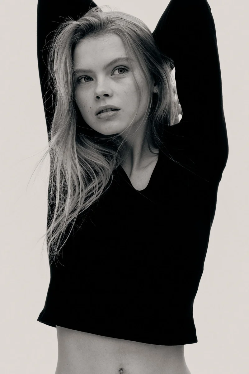 اتش اند ام بلوزة بقبة بشكل قلب