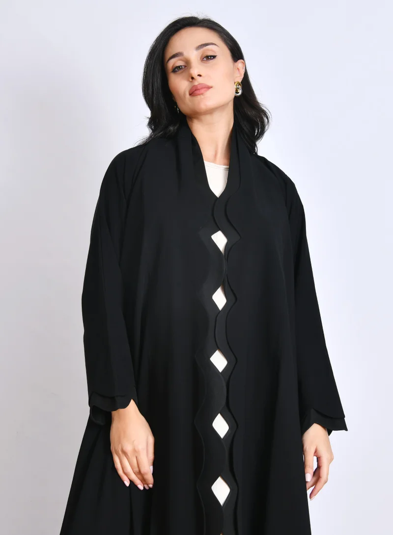 HAWRAA ABAYA Elegant black abaya with refined details and a quarter kloosh design