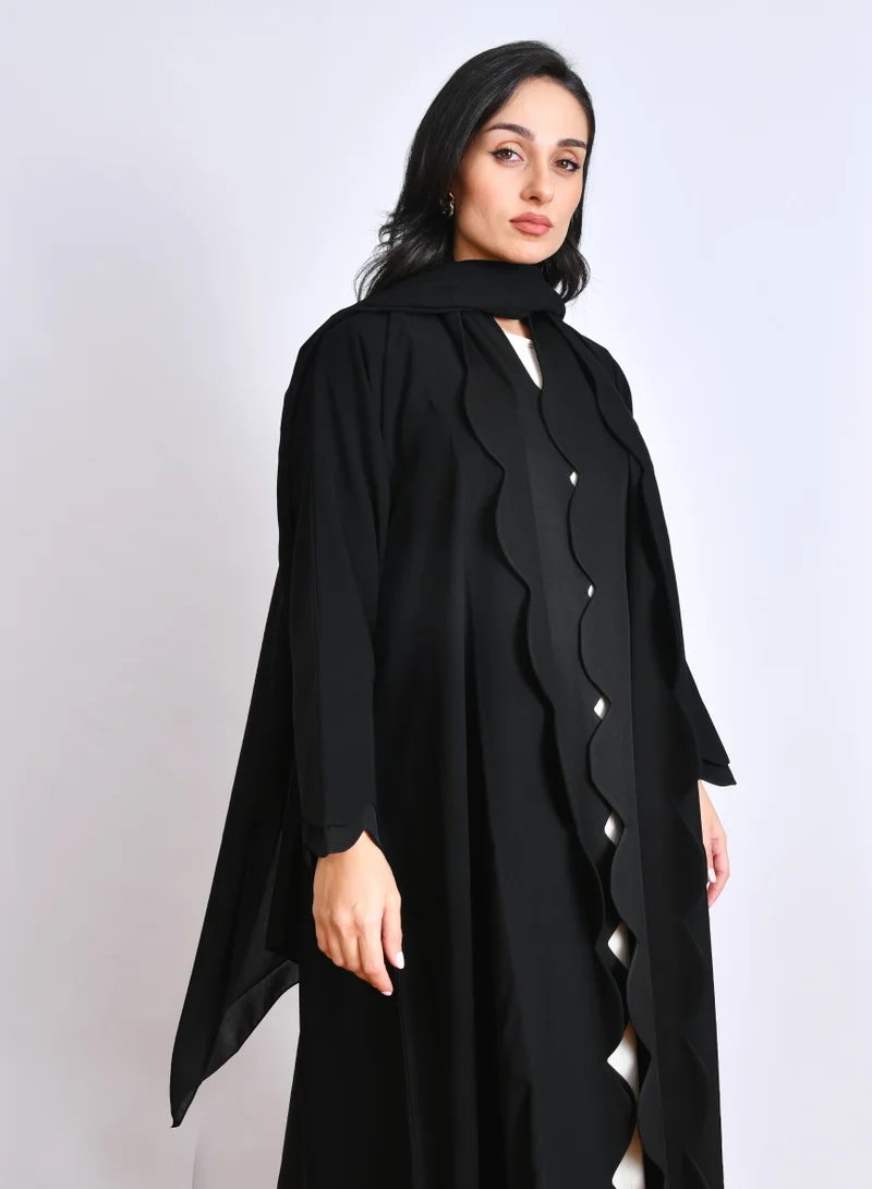 HAWRAA ABAYA Elegant black abaya with refined details and a quarter kloosh design