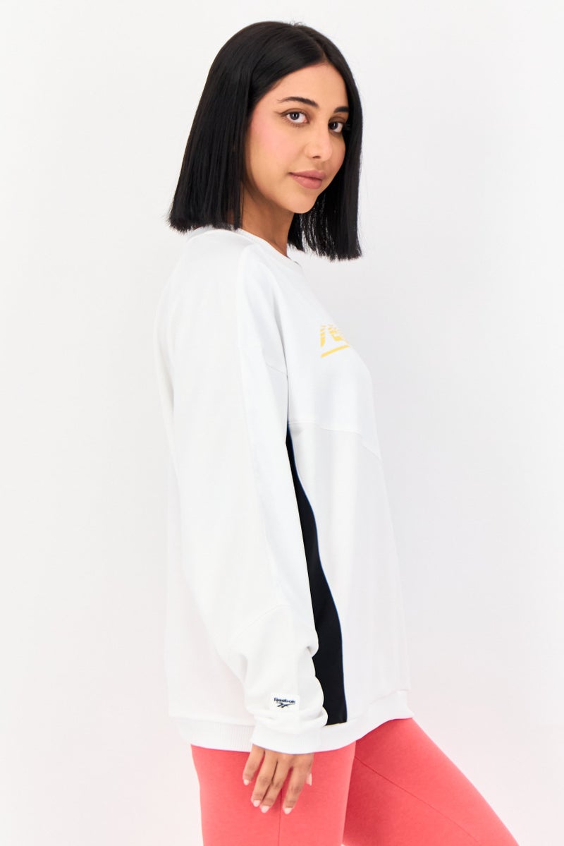 Reebok ملابس رياضية نسائية بأكمام طويلة مناسبة، خارجية، سويت شيرت أبيض - Image 2