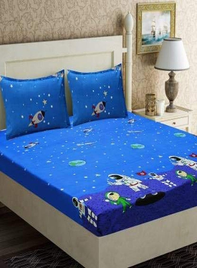 TRIPT HOME DECOR ملاءة سرير للأطفال من تريبت هوم ديكور، مقاس كينج (78 × 72 بوصة، حتى 6 بوصات)، مصنوعة من القطن اللامع، مزودة بغطاءين للوسائد - 200 خيط، لون أزرق، بنقشة رائد فضاء - Image 1