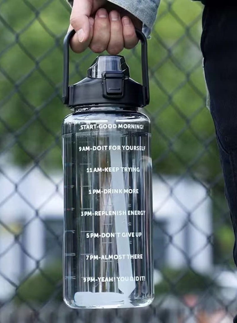 اوقورا زجاجة ماء بسعة 2 لتر مزودة بشفة وقابلة للطي ومزودة بعلامات زمنية ومقبض مناسبة للصحة والجيم والأطفال - أسود - Image 1