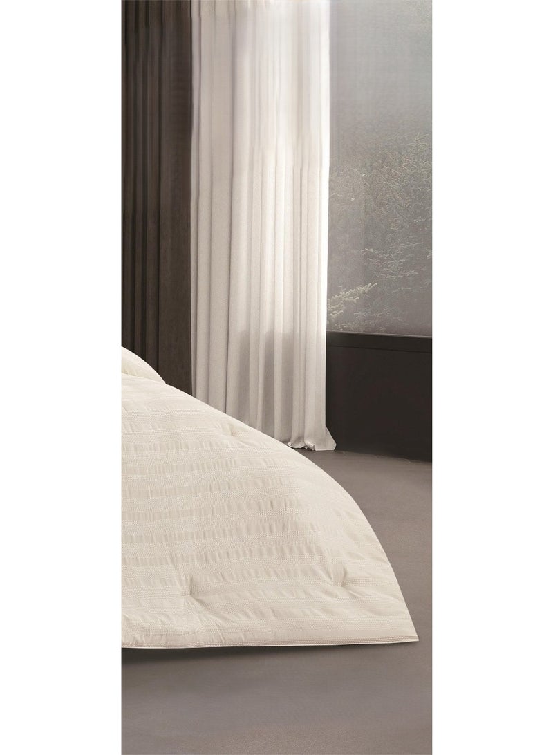 مارك مفرش سرير نفرين بتصميم فندقي ليمنحك عيشة رفاهية الفنادق مقاس سم1-لحاف 240*260سم، 1*شرشف مغاط  كامل 200*200*30سم، 4*بيت مخده 50*75*5سم، 1* بيت مخده مربع 45*45*5سم. - Image 4