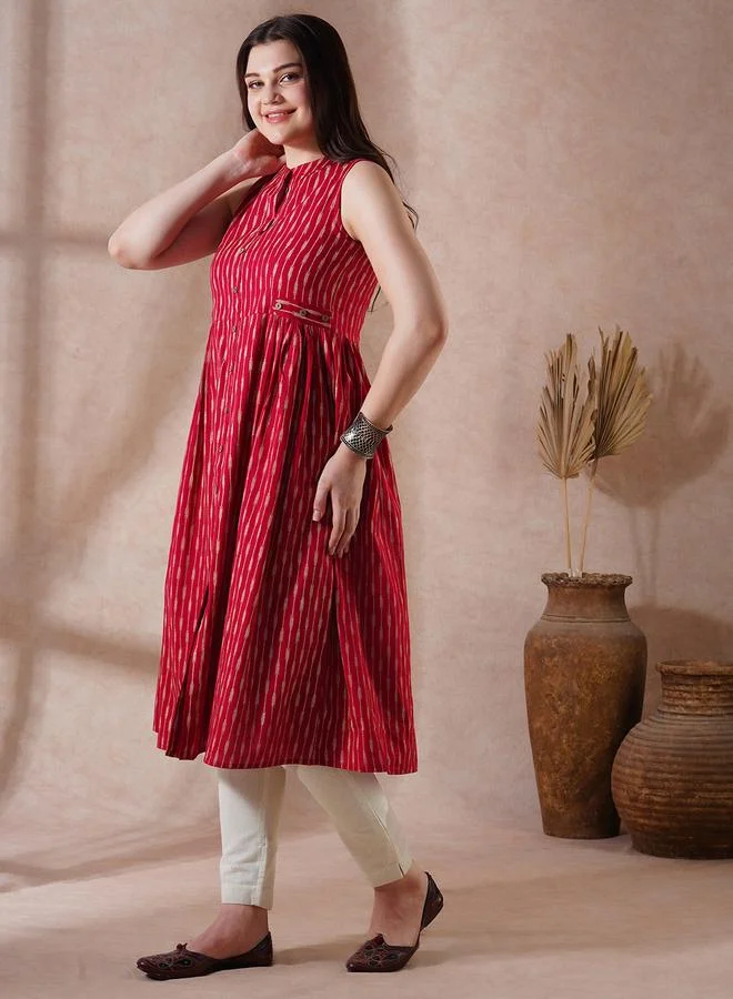 جلو باص كورتا للعمل بياقة ماندارين مزينة بكسرات وأزرار أمامية