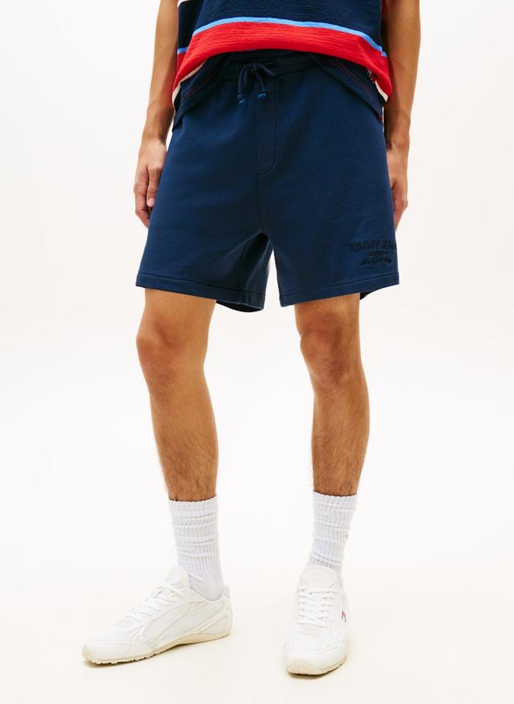 تومي جينز شورت رياضي كلاسيكي بتطريز متناسق من التيري - Image 1