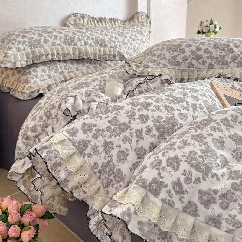 AMZTOP غطاء لحاف بنفسجي مزهر مقاس كبير مع دانتيل 100% قطن غطاء لحاف ريفي جمالي، مجموعة أغطية سرير خفيفة قابلة للتنفس لجميع الفصول مع إغلاق سحّاب. 1 غطاء لحاف و2 غطاء وسادة - Image 1