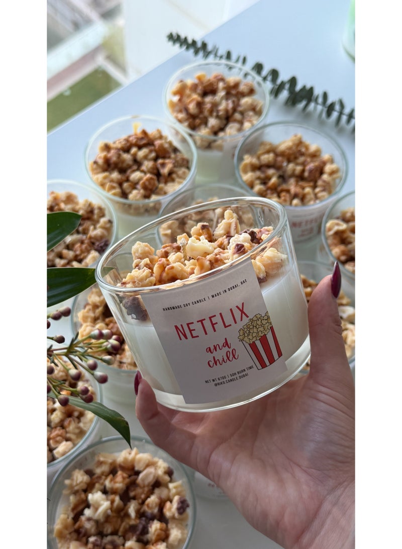 Riko شمعة جرة معطرة بنكهة Netflix & Chill مع غطاء - 470 جرام (16.6 أوقية) | شمع صويا 100% | عطر كاراميل الفشار | لون أبيض | مثالية للهدايا، ديكور المنزل، الحفلات وتعطير الغرف | مثالية لغرفة المعيشة وديكور المكتب - Image 2
