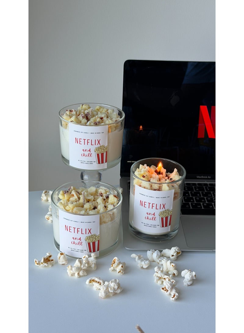 Riko شمعة جرة معطرة بنكهة Netflix & Chill مع غطاء - 470 جرام (16.6 أوقية) | شمع صويا 100% | عطر كاراميل الفشار | لون أبيض | مثالية للهدايا، ديكور المنزل، الحفلات وتعطير الغرف | مثالية لغرفة المعيشة وديكور المكتب - Image 3
