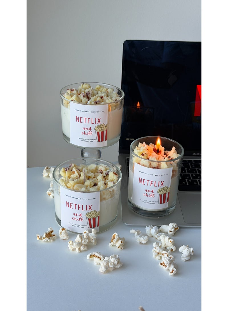 Riko شمعة جرة معطرة بنكهة Netflix & Chill مع غطاء - 470 جرام (16.6 أوقية) | شمع صويا 100% | عطر كاراميل الفشار | لون أبيض | مثالية للهدايا، ديكور المنزل، الحفلات وتعطير الغرف | مثالية لغرفة المعيشة وديكور المكتب - Image 1