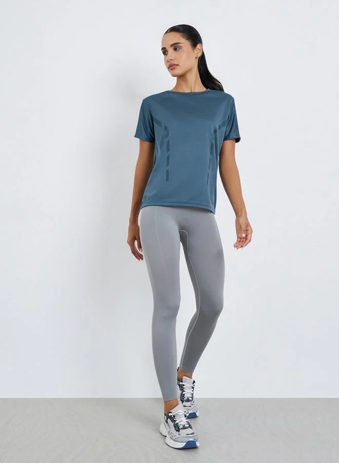 ستايلي اكتيف بلوزة مخططة بتفاصيل عاكسة وبارزة الملمس