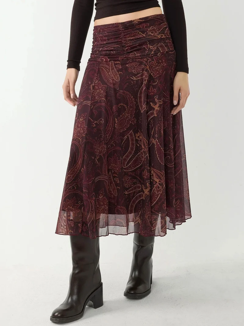 زوبعة تنورة ميدي ملفوفة بنقوش وتفاصيل مكشكشة