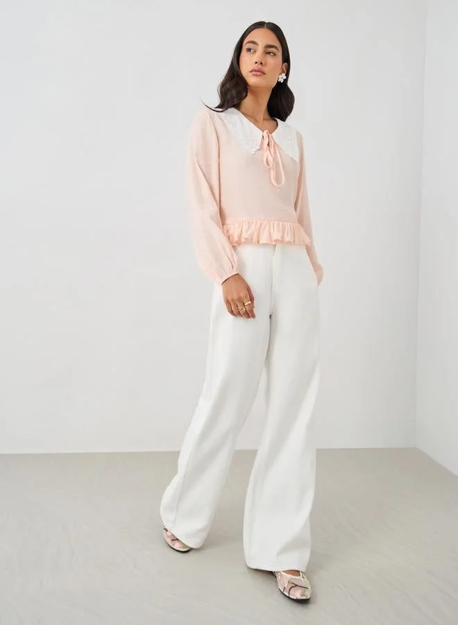 ستايلي بلوزة بأكمام بالون وتفاصيل دانتيل وربطة عنق