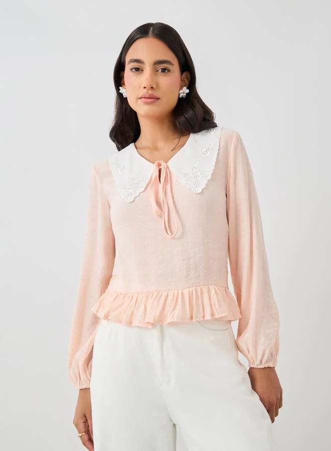 ستايلي بلوزة بأكمام بالون وتفاصيل دانتيل وربطة عنق