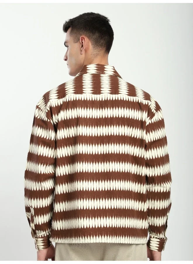 بيونغ أوفرشيرت بطبعات مجردة وجيوب مزدوجة باللون البني