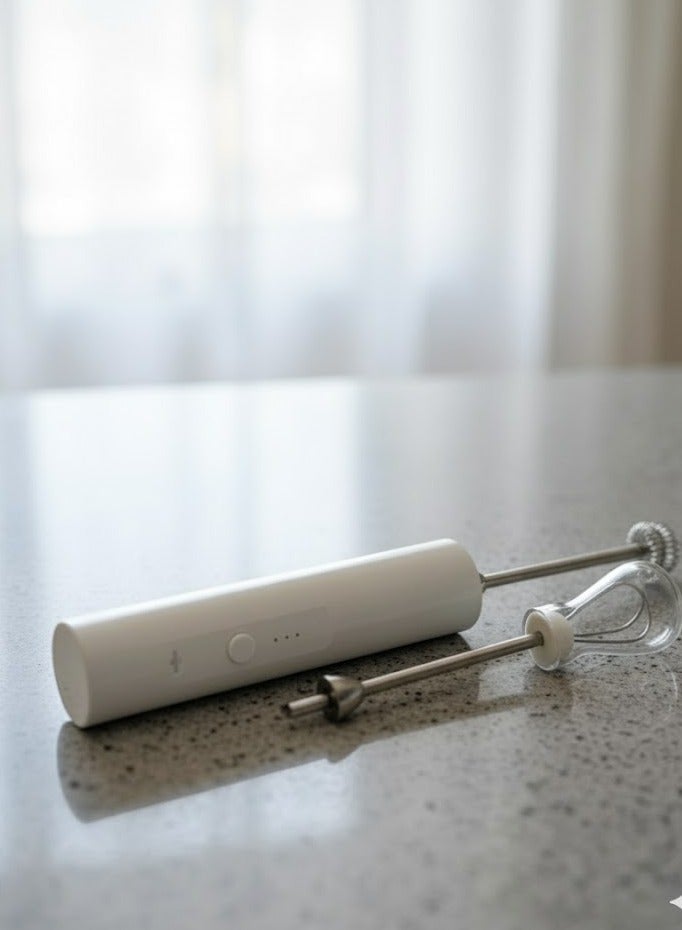 أداة خفق لبن، محمولة مع مضربين للبيض من فولاذ مقاوم للصدأ أداة خفق القهوة، خلاط صغير بـ3 سرعات قابلة للتعديل لكابتشينو ولاتيه وقهوة وبيض وشوكولاتة ساخنة، أبيض (يعمل ببطارية) - Image 2