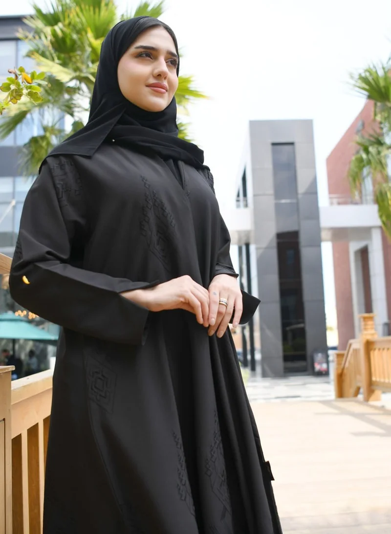 عبايات حوراء عباية بتصميم راقي لف سوداء بتطريز اسود مطفي على كامل العباية وبكسرة من الخلف