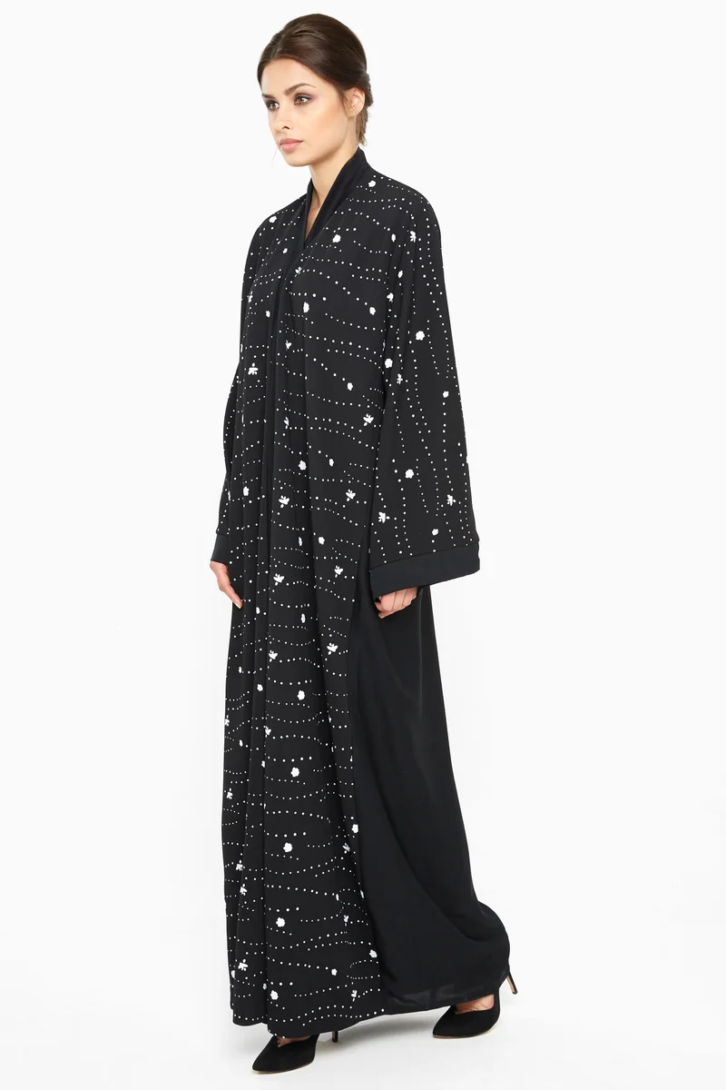 النخبة عباية مطبوعة ذاتياً باللونين الأسود والأبيض بنقوش منقطة وزهور مبعثرة