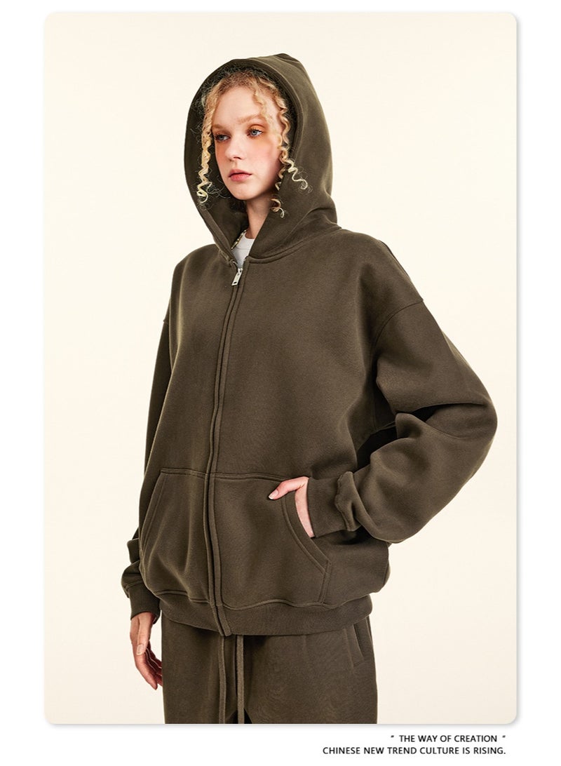 بى طقم من قطعتين: سويت شيرت بغطاء رأس بلون سادة مبطن بالصوف، وكارديجان فضفاض كاجوال، وبنطال رياضي (بني غامق) - Image 5