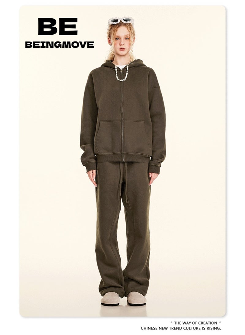 بى طقم من قطعتين: سويت شيرت بغطاء رأس بلون سادة مبطن بالصوف، وكارديجان فضفاض كاجوال، وبنطال رياضي (بني غامق) - Image 1