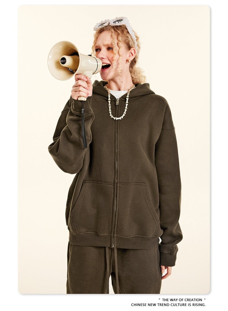 بى طقم من قطعتين: سويت شيرت بغطاء رأس بلون سادة مبطن بالصوف، وكارديجان فضفاض كاجوال، وبنطال رياضي (بني غامق) - Image 4