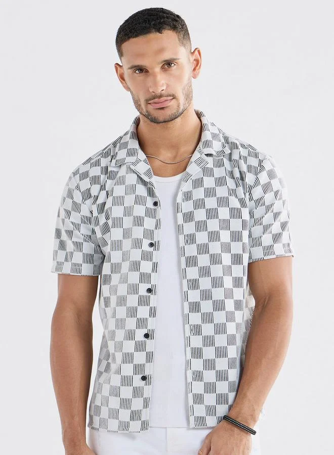 سبلاش فيڤ قميص بارز الملمس بقياس عادي وياقة كامب وأكمام قصيرة