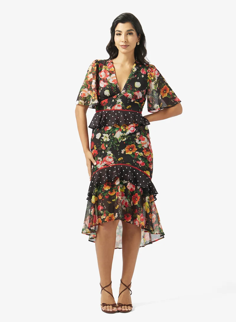 هوب اند ايفي فستان ميدي بياقة على شكل حرف  وخصر بيبلوم وتنورة مكشكشة متعددة الطبقات مطرزة