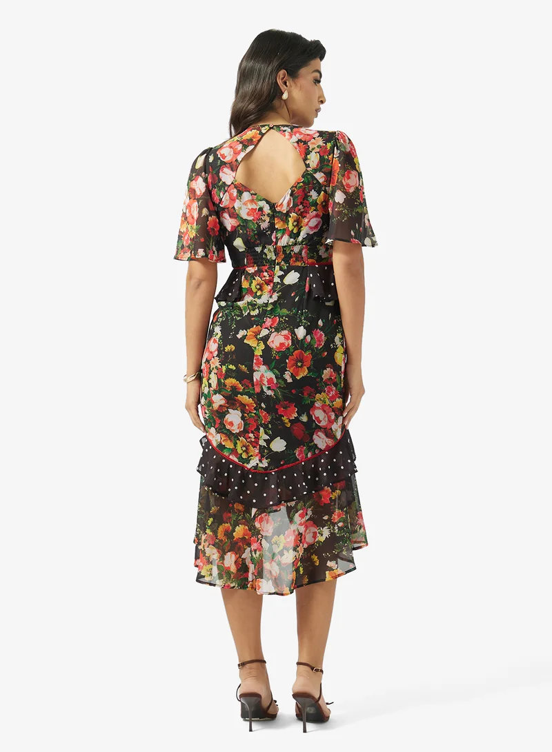 هوب اند ايفي فستان ميدي بياقة على شكل حرف  وخصر بيبلوم وتنورة مكشكشة متعددة الطبقات مطرزة