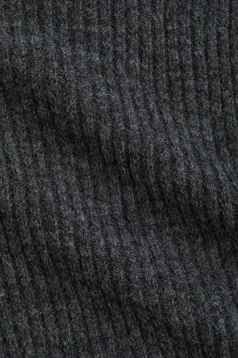 اتش اند ام كنزة محبوكة بتصميم مرن