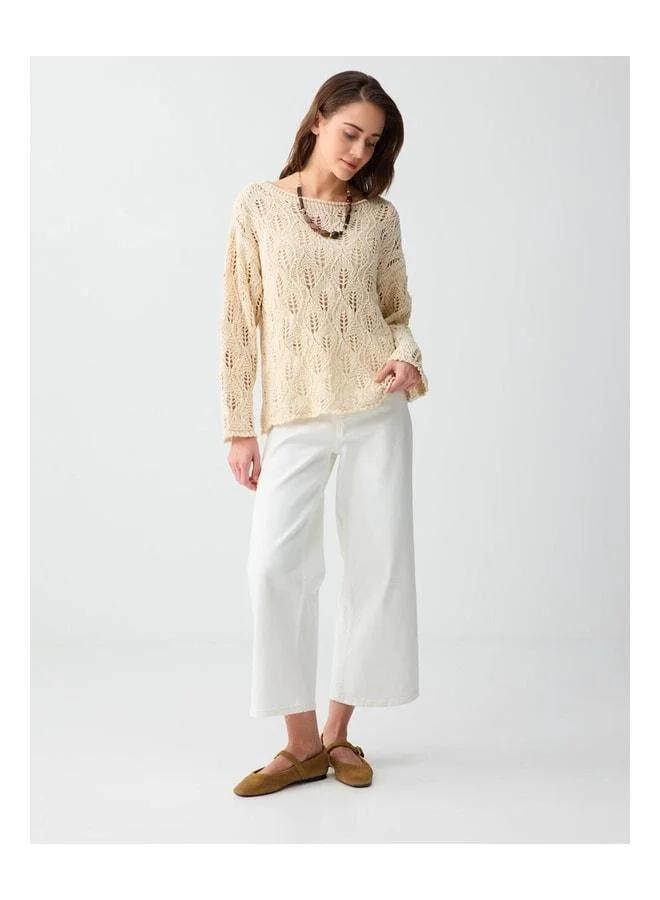 جيمي كي بلوزة صوفية بياقة قارب حجر بأكمام طويلة وقصة مريحة.