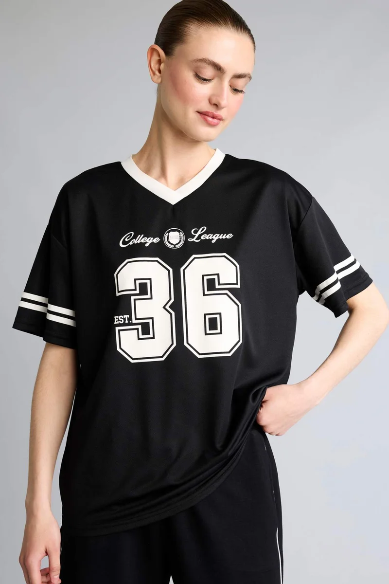 ديفاكتو Oversize V-Neck Sports Mesh Jersey T-Shirt