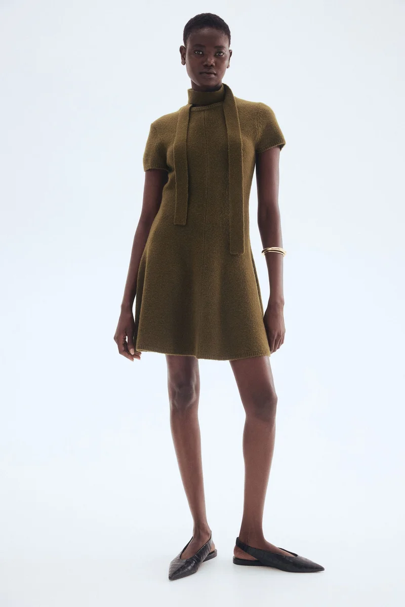 اتش اند ام فستان محبوك بتفاصيل وشاح