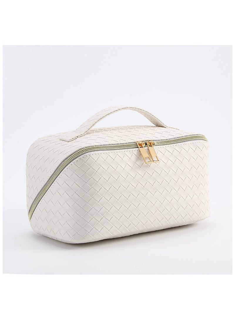 عام حقيبة مستحضرات التجميل للسفر بسعة كبيرة، مصنوعة من الجلد ومقاومة للماء، تتميز بقسم داخلي ومقبض للسهولة في حملها، مثالية للنساء، وتستخدم كحقيبة حمام مع مقسم. - Image 1