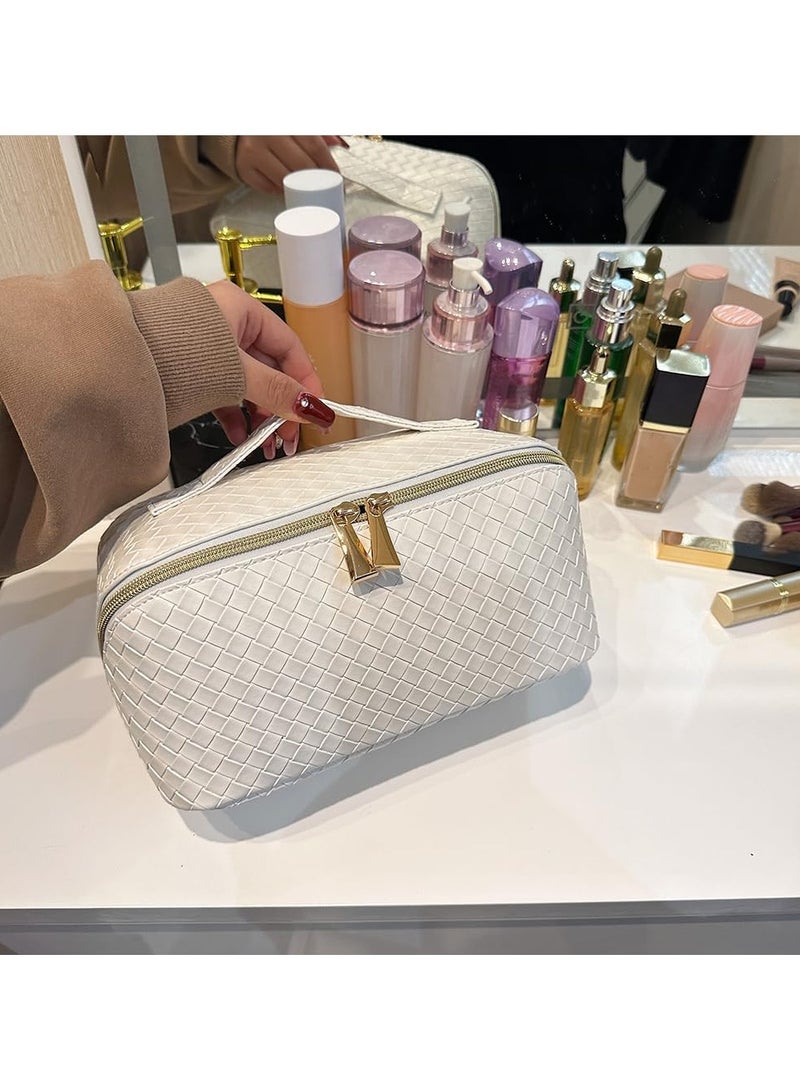 عام حقيبة مستحضرات التجميل للسفر بسعة كبيرة، مصنوعة من الجلد ومقاومة للماء، تتميز بقسم داخلي ومقبض للسهولة في حملها، مثالية للنساء، وتستخدم كحقيبة حمام مع مقسم. - Image 2