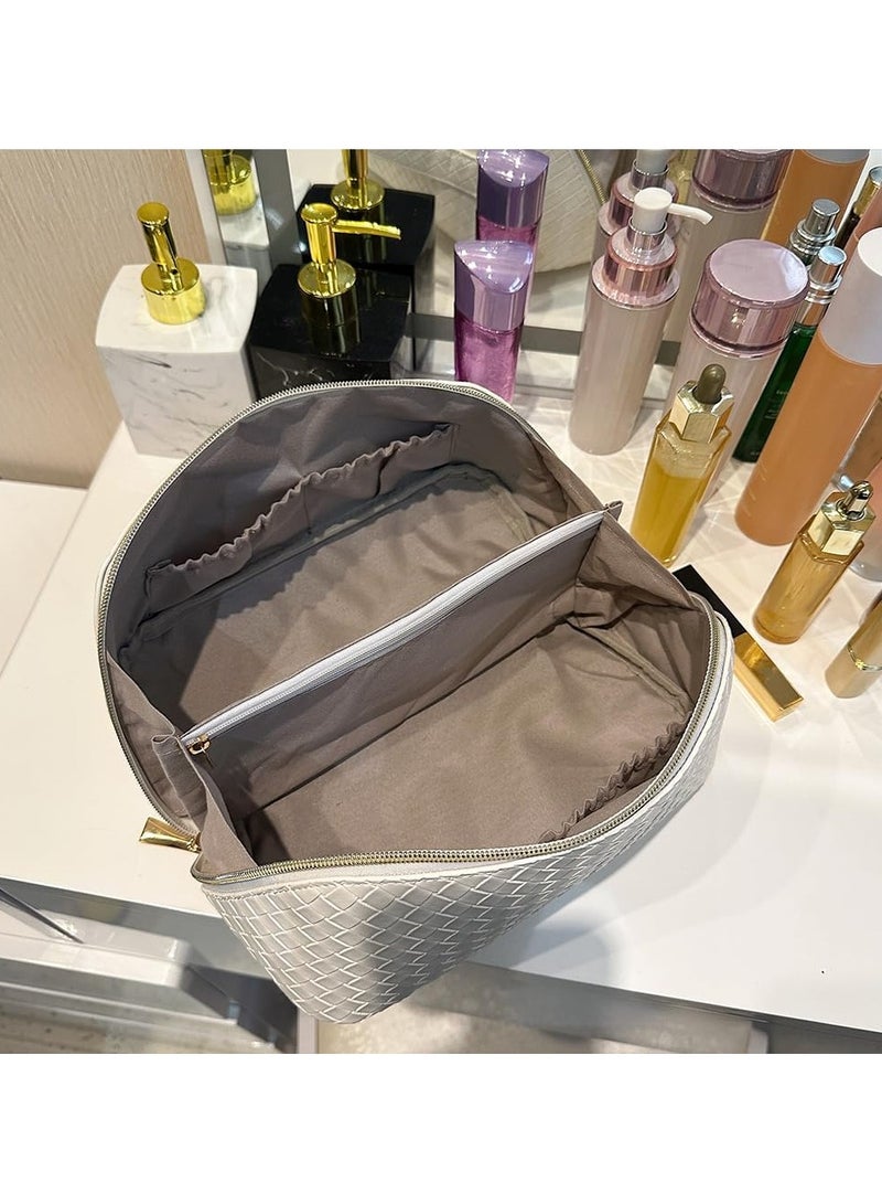 عام حقيبة مستحضرات التجميل للسفر بسعة كبيرة، مصنوعة من الجلد ومقاومة للماء، تتميز بقسم داخلي ومقبض للسهولة في حملها، مثالية للنساء، وتستخدم كحقيبة حمام مع مقسم. - Image 3