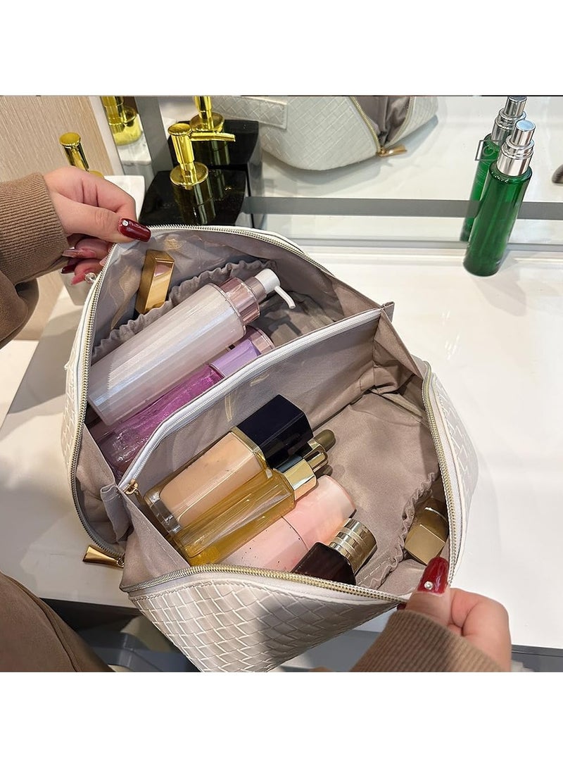 عام حقيبة مستحضرات التجميل للسفر بسعة كبيرة، مصنوعة من الجلد ومقاومة للماء، تتميز بقسم داخلي ومقبض للسهولة في حملها، مثالية للنساء، وتستخدم كحقيبة حمام مع مقسم. - Image 4