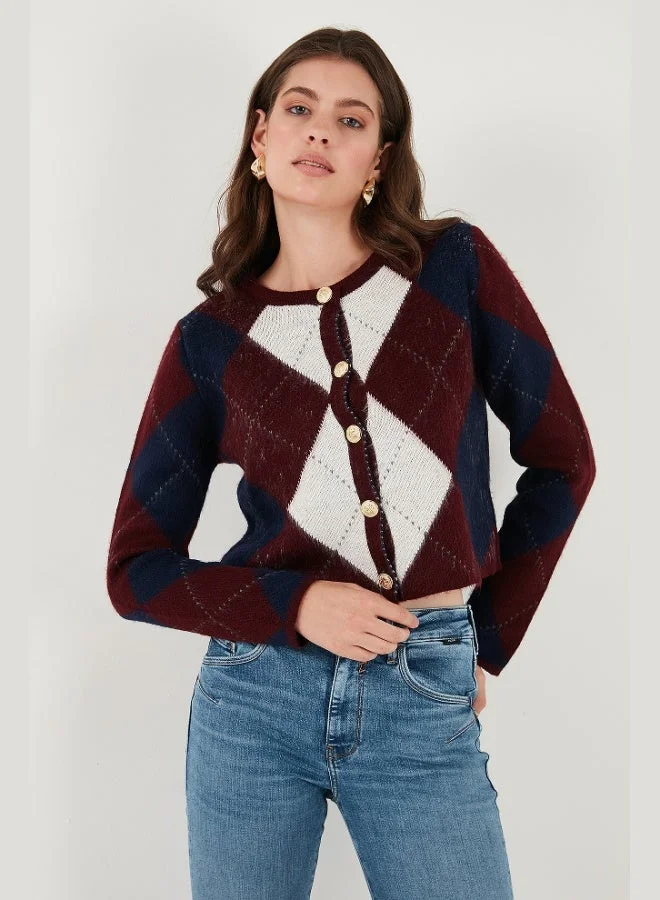 ليلا كارديجان قصير نسائي بياقة دائرية وأزرار بنقشة ألماس مقاس عادي