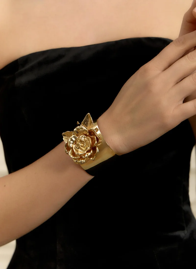 Round golden bracelet with a rose