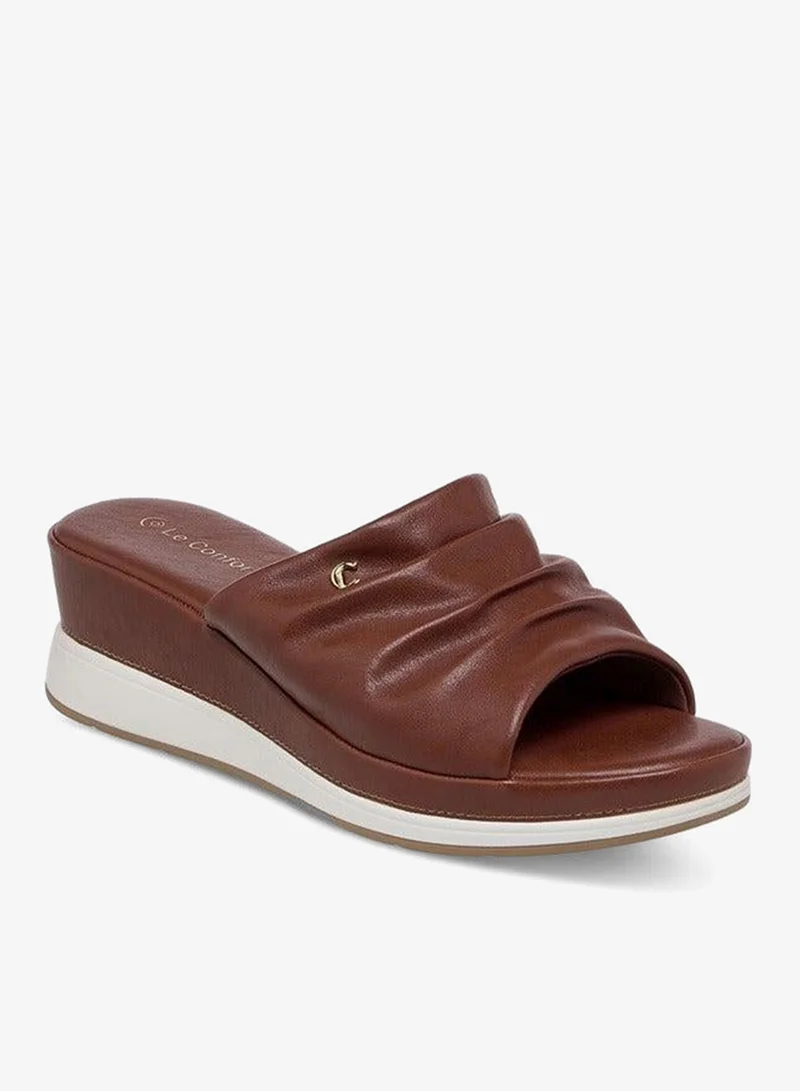 لو كونفورت صنادل سلايد بكعب ويدج وتفاصيل تجاعيد