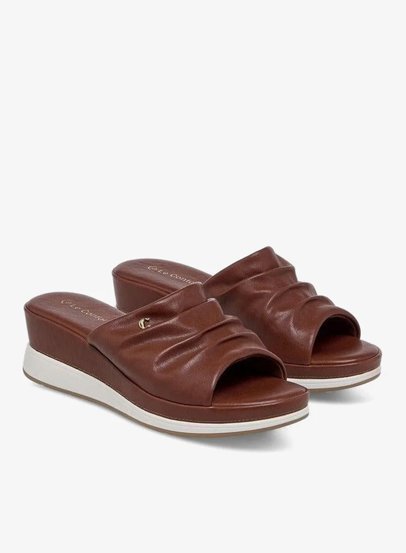 لو كونفورت صنادل سلايد بكعب ويدج وتفاصيل تجاعيد