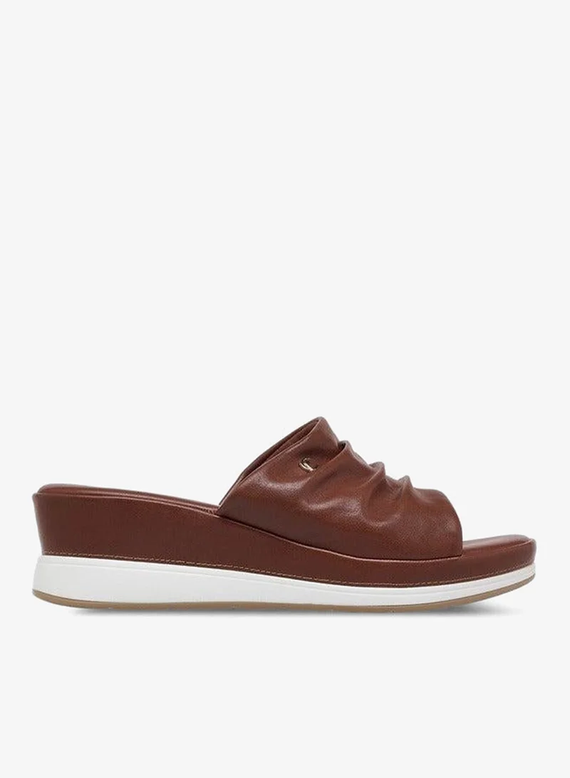 لو كونفورت صنادل سلايد بكعب ويدج وتفاصيل تجاعيد