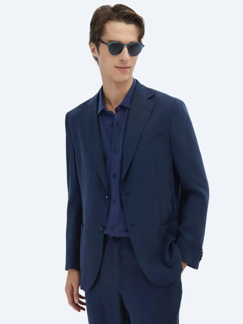 كيب بدلة عصرية بنقشة زرقاء داكنة