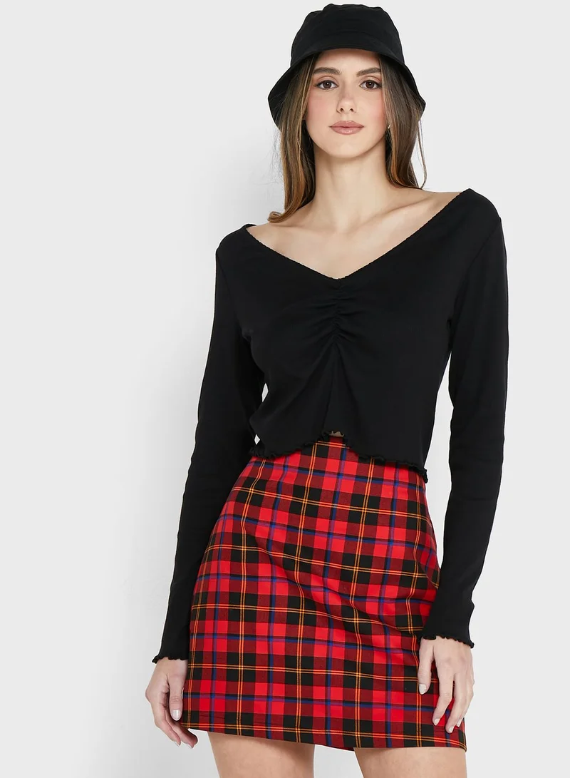MONKI V-Neck Lettuce Hem Crop Top
