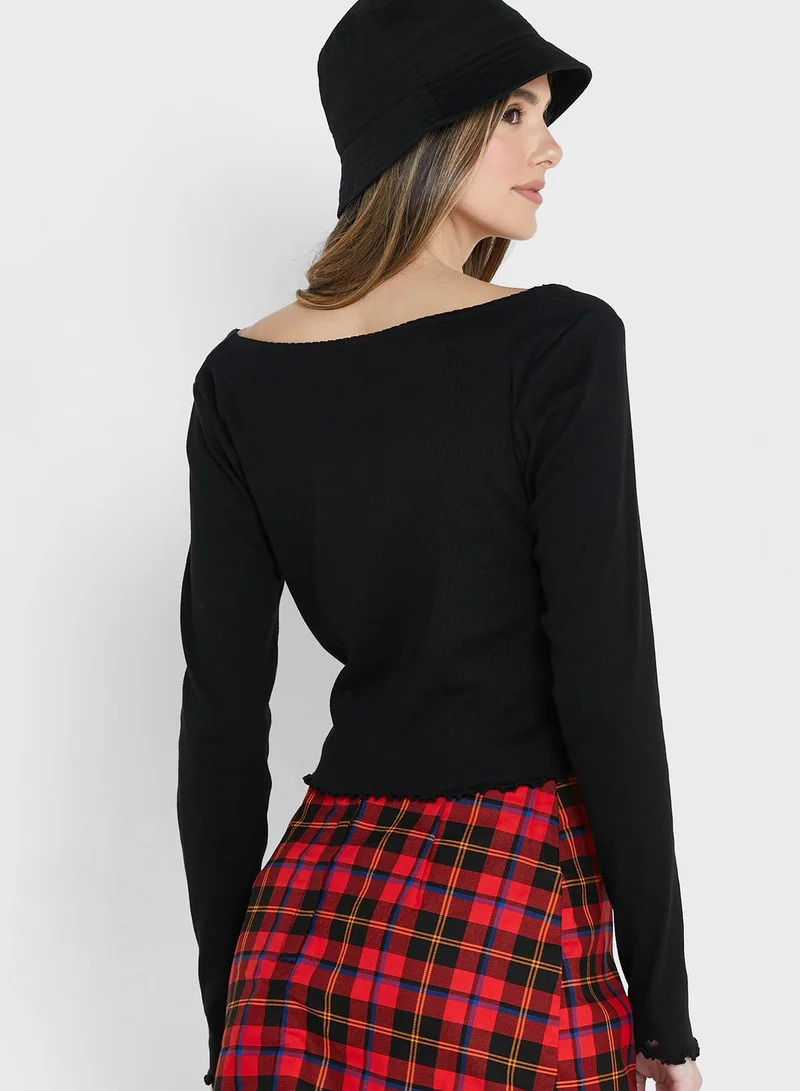 MONKI V-Neck Lettuce Hem Crop Top